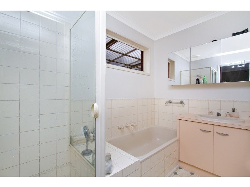 1 Fraser Court, Kangaroo Flat VIC 3555