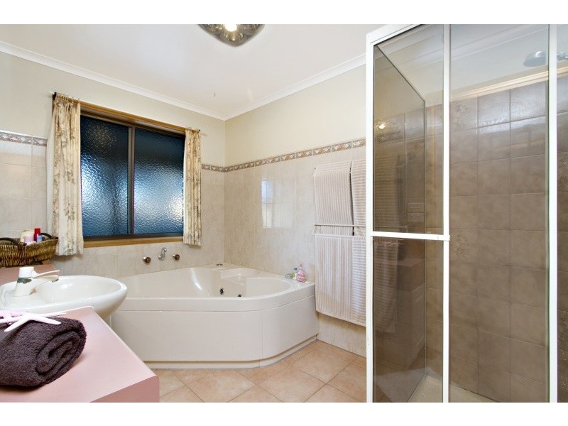 16 Collins Lane, Strathfieldsaye VIC 3551