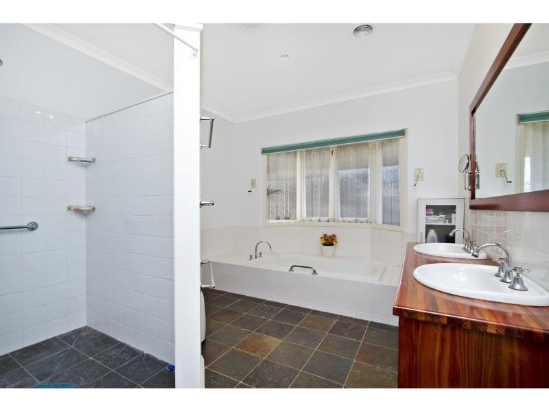 17 Elvey Drive, Kangaroo Flat VIC 3555