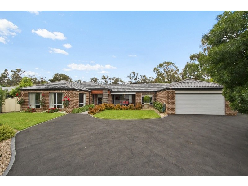 31b Greenwood Drive, Kennington VIC 3550