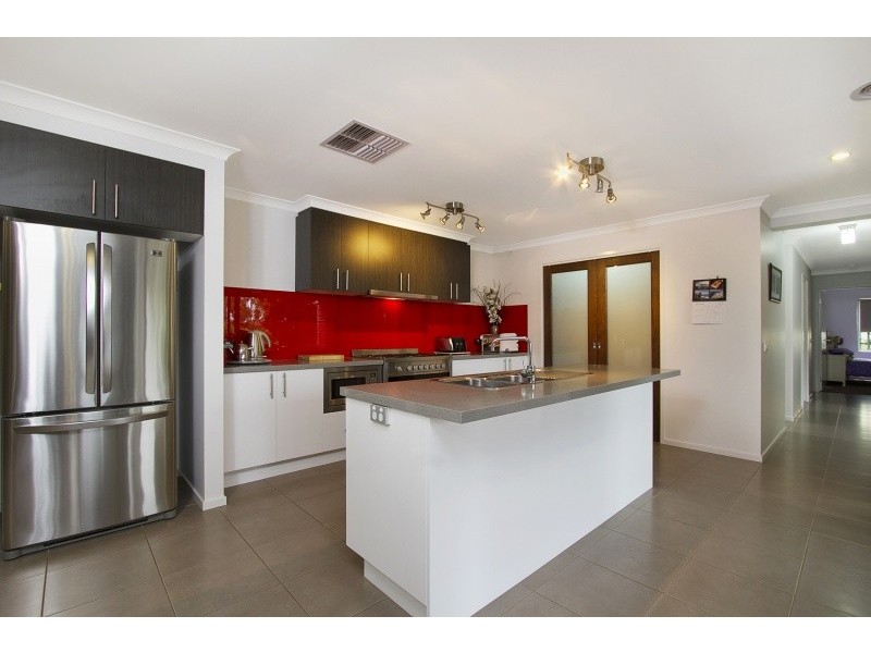 31b Greenwood Drive, Kennington VIC 3550