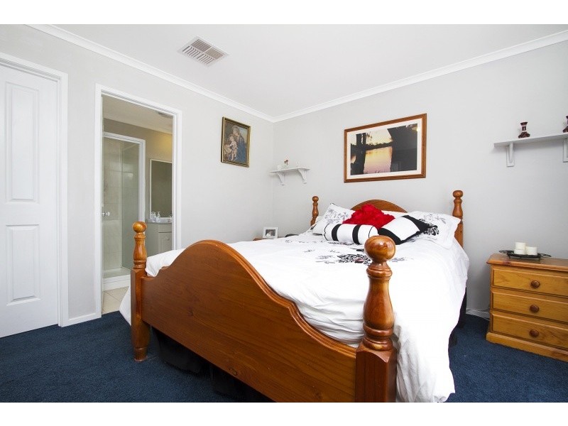 8 Julie Court, Kangaroo Flat VIC 3555