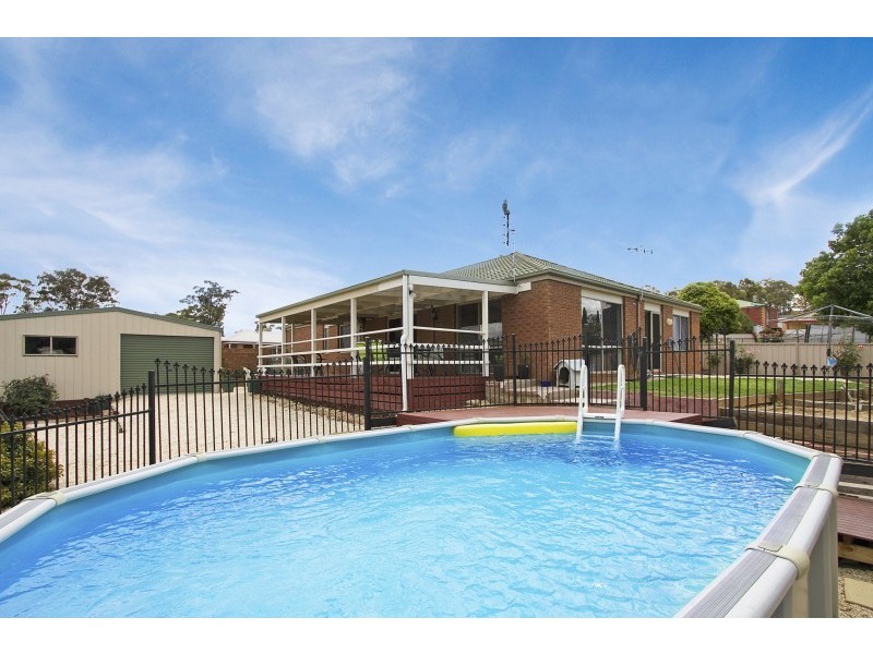 8 Julie Court, Kangaroo Flat VIC 3555