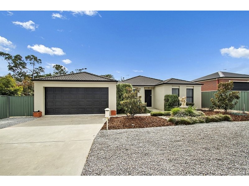 11 Chantelle Court, Kangaroo Flat VIC 3555
