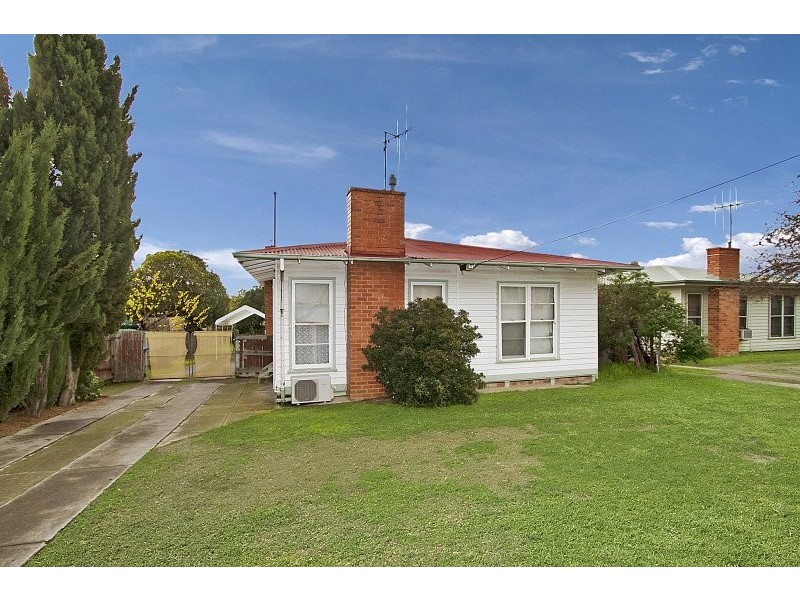 16 Woolcock Avenue, Kangaroo Flat VIC 3555