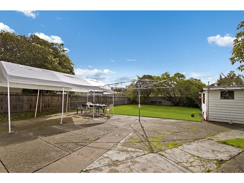 16 Woolcock Avenue, Kangaroo Flat VIC 3555