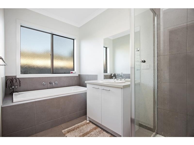 4 Perry Lane, Epsom VIC 3551