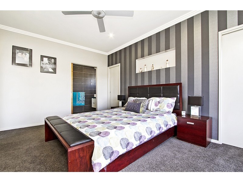 10 Oakes Place, Golden Square VIC 3555