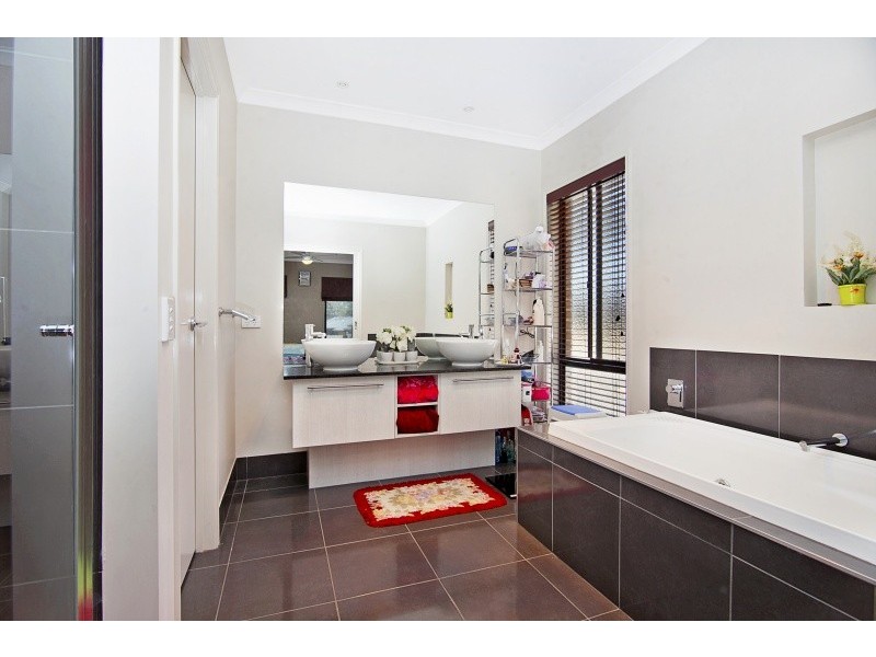 16 Topaz Avenue, White Hills VIC 3550