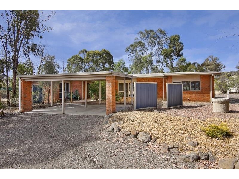 8 Tchumlock Court, Ascot VIC 3551