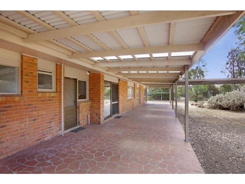 8 Tchumlock Court, Ascot VIC 3551