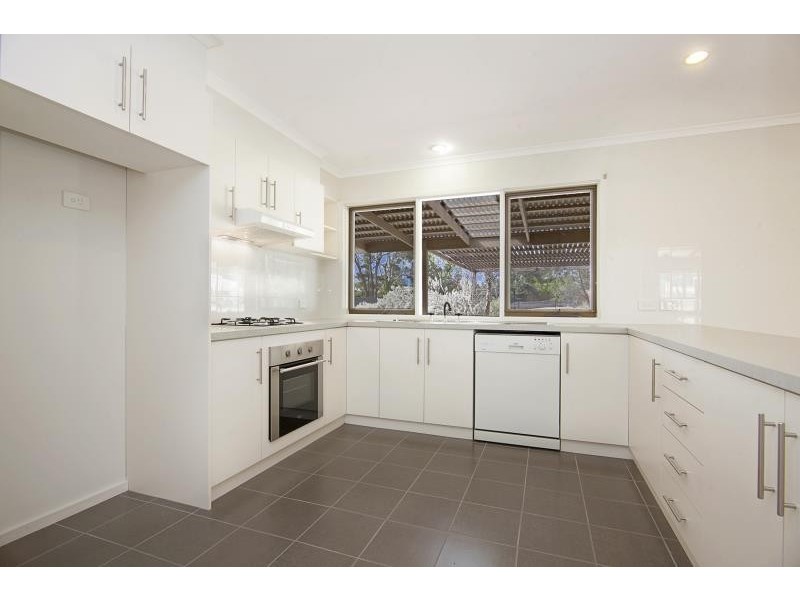 8 Tchumlock Court, Ascot VIC 3551