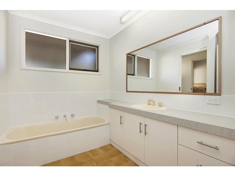 8 Tchumlock Court, Ascot VIC 3551