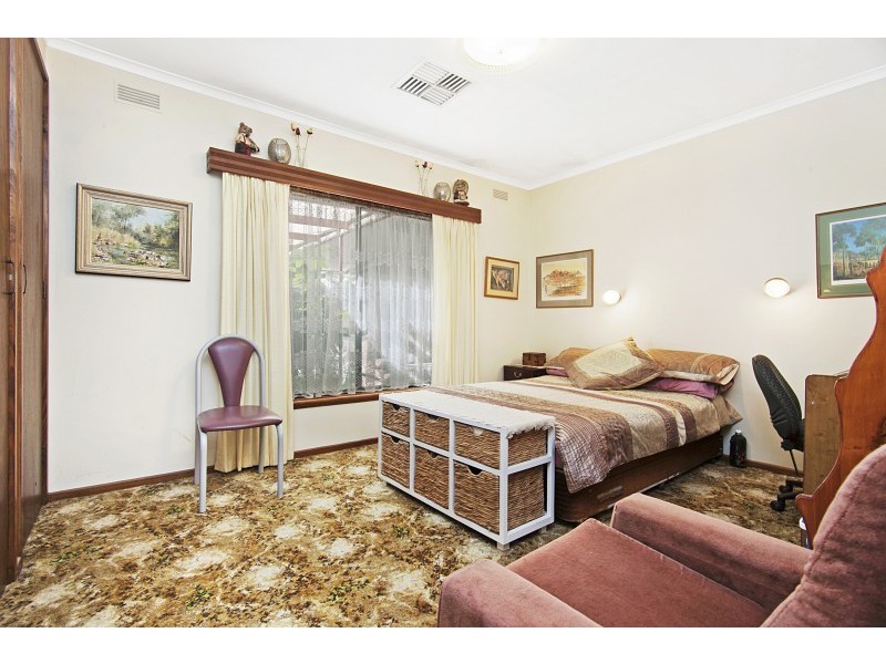 15 Bowles Street, Kangaroo Flat VIC 3555