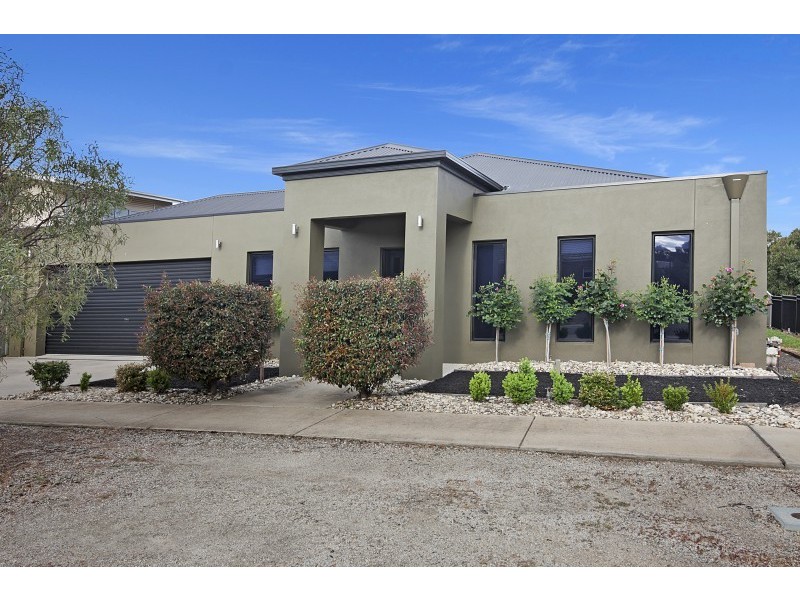 8 Waterview Drive, White Hills VIC 3550