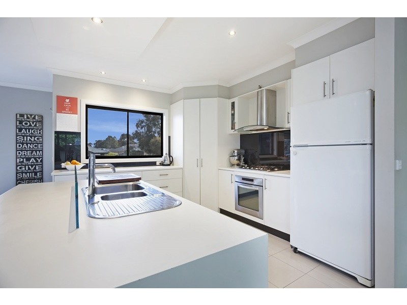 8 Waterview Drive, White Hills VIC 3550