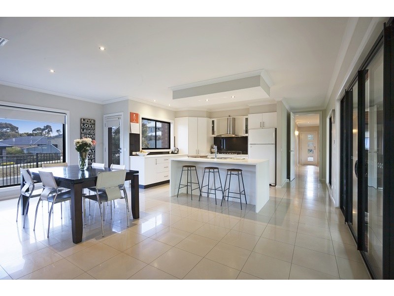 8 Waterview Drive, White Hills VIC 3550