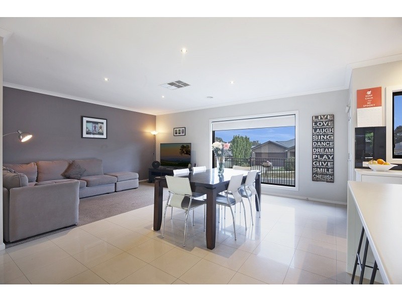 8 Waterview Drive, White Hills VIC 3550