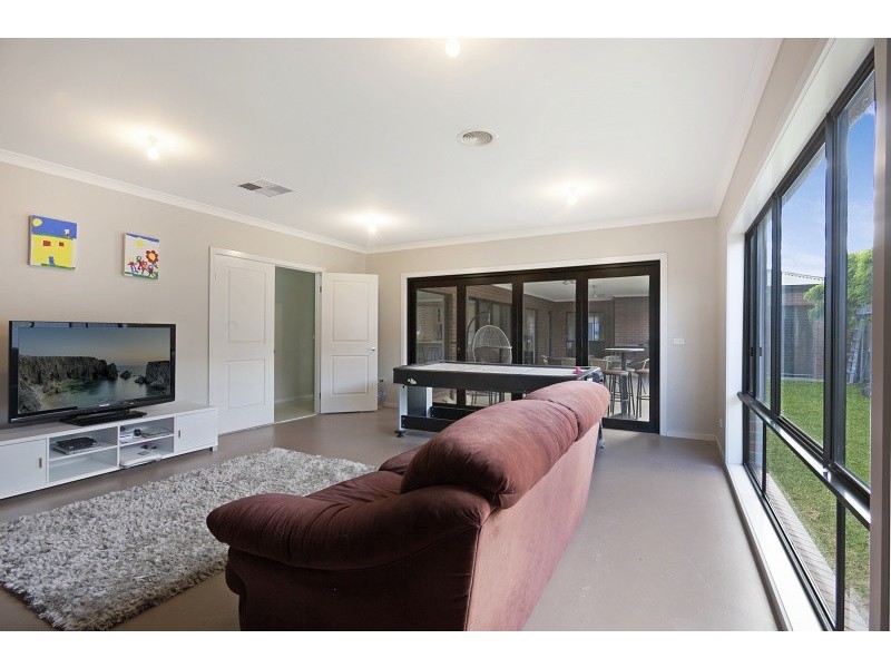 8 Waterview Drive, White Hills VIC 3550