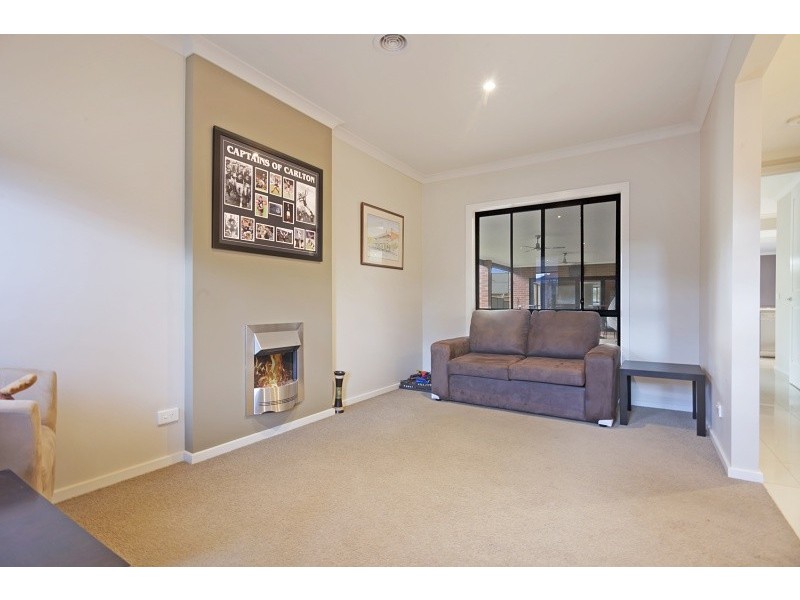 8 Waterview Drive, White Hills VIC 3550