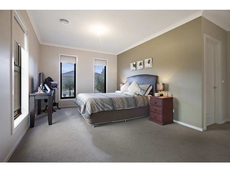 8 Waterview Drive, White Hills VIC 3550