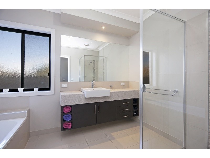 8 Waterview Drive, White Hills VIC 3550