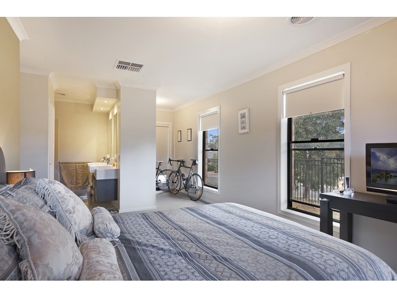 8 Waterview Drive, White Hills VIC 3550