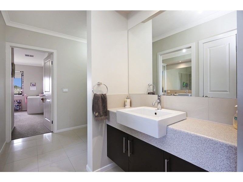 8 Waterview Drive, White Hills VIC 3550