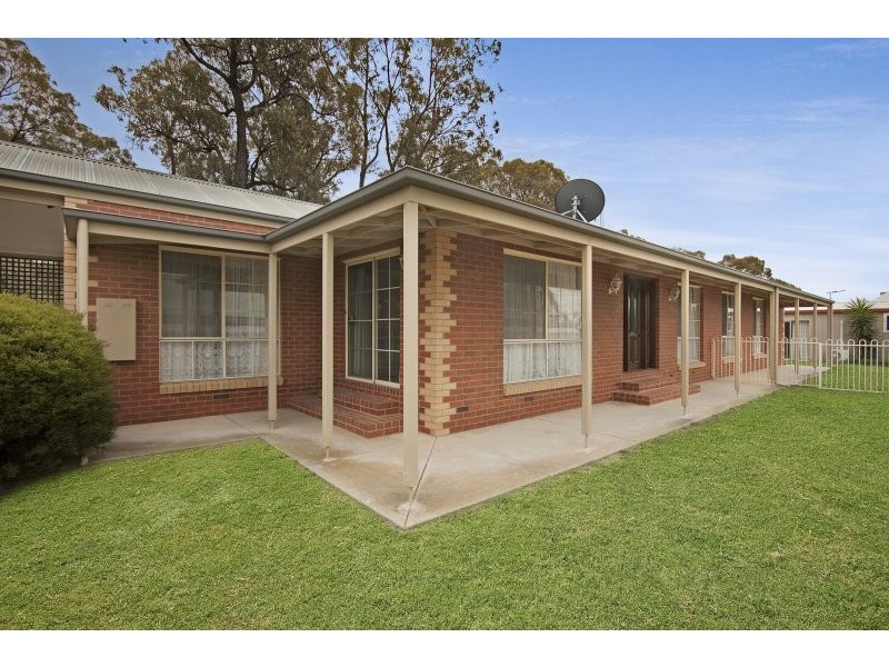1 Lowe Street, Kangaroo Flat VIC 3555