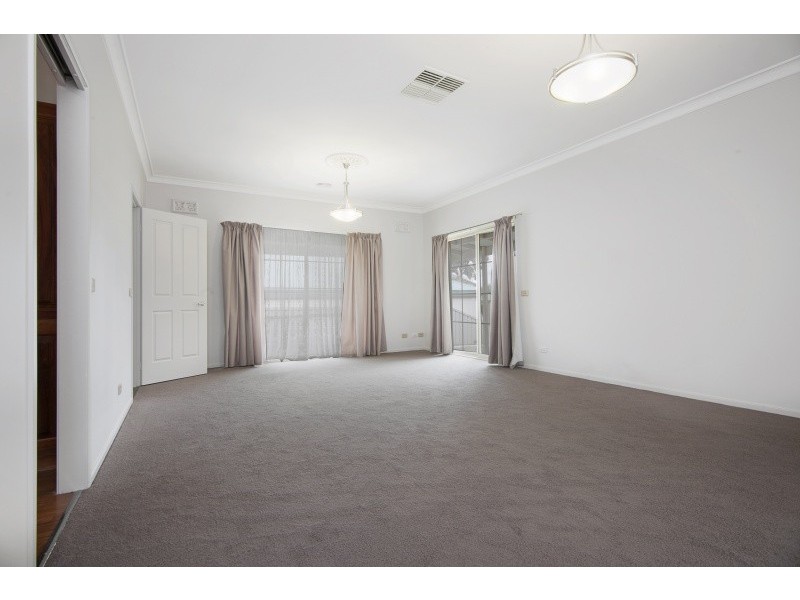 1 Lowe Street, Kangaroo Flat VIC 3555