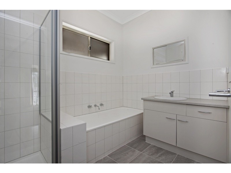 1 Lowe Street, Kangaroo Flat VIC 3555