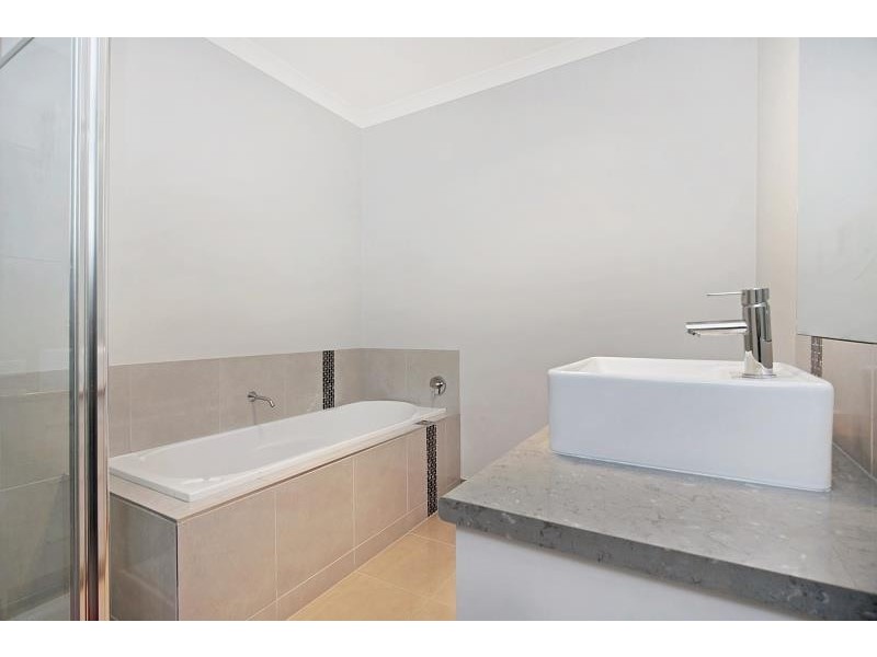 1/18A Emmett Street, Golden Square VIC 3555