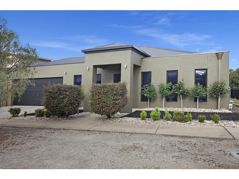 8 Waterview Drive, White Hills VIC 3550