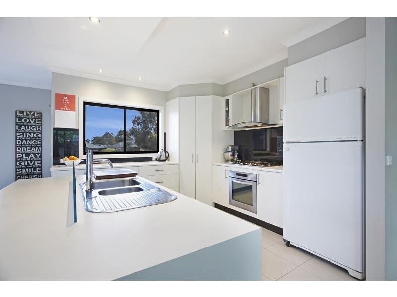 8 Waterview Drive, White Hills VIC 3550