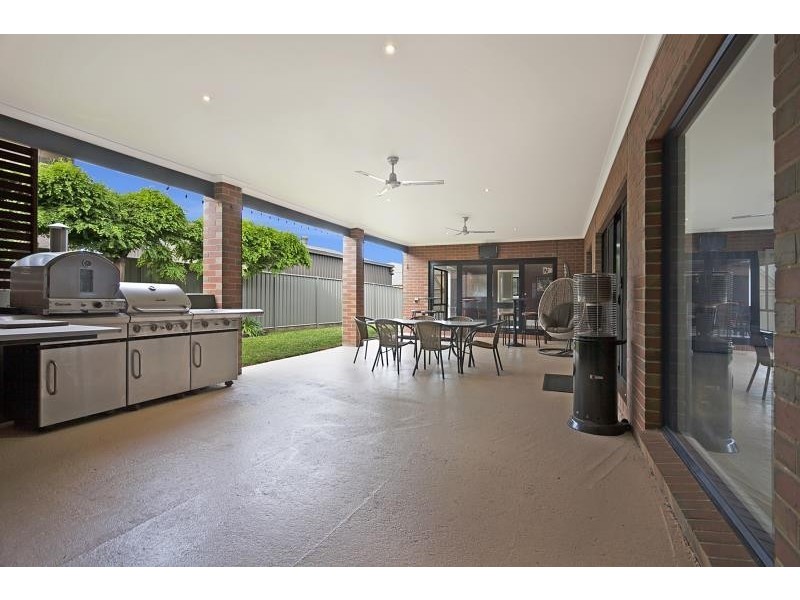 8 Waterview Drive, White Hills VIC 3550
