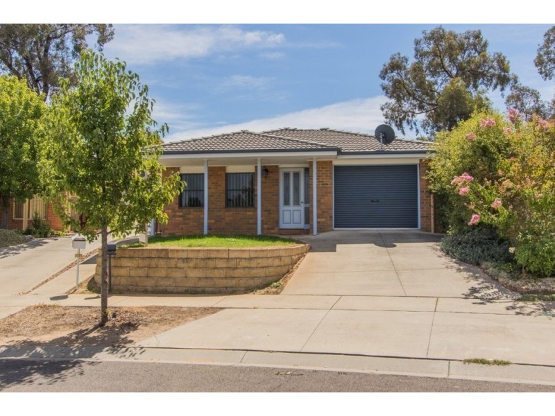 2/17 Claire Court, Kennington VIC 3550