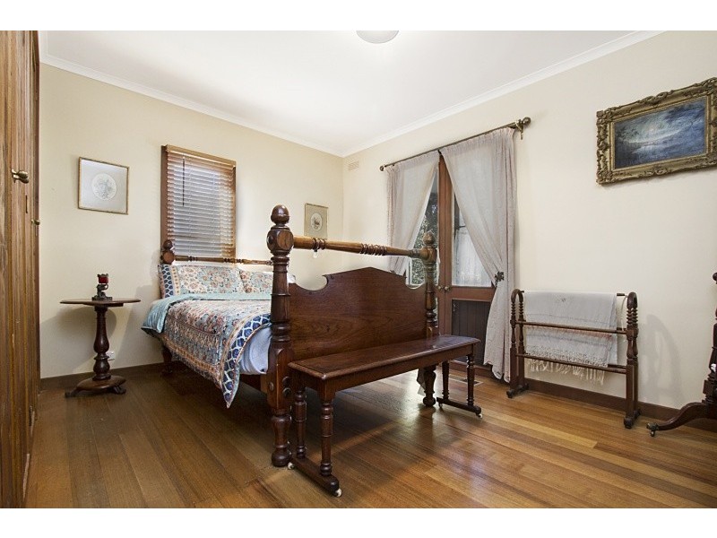 11 Fairway Drive, Ascot VIC 3551