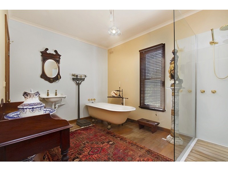 11 Fairway Drive, Ascot VIC 3551