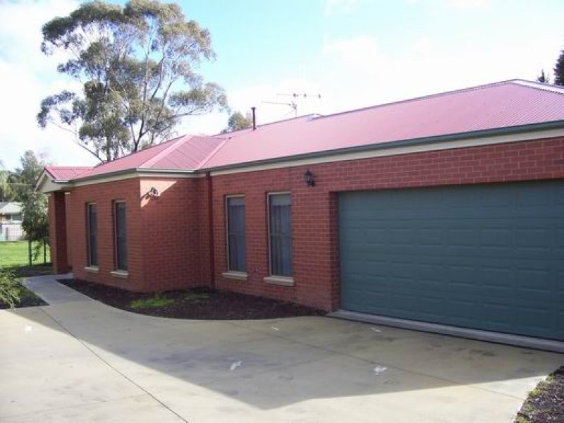 2/16 Peppertree Grove, Strathdale VIC 3550