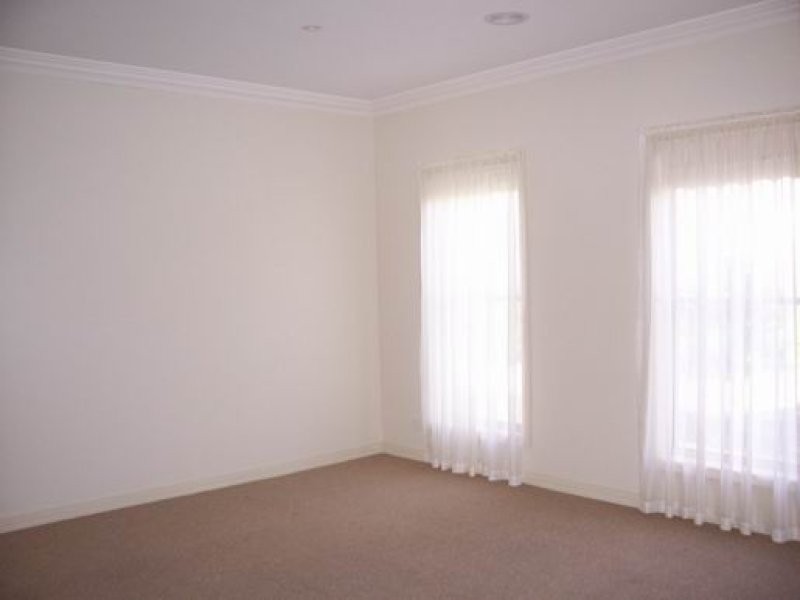 2/16 Peppertree Grove, Strathdale VIC 3550