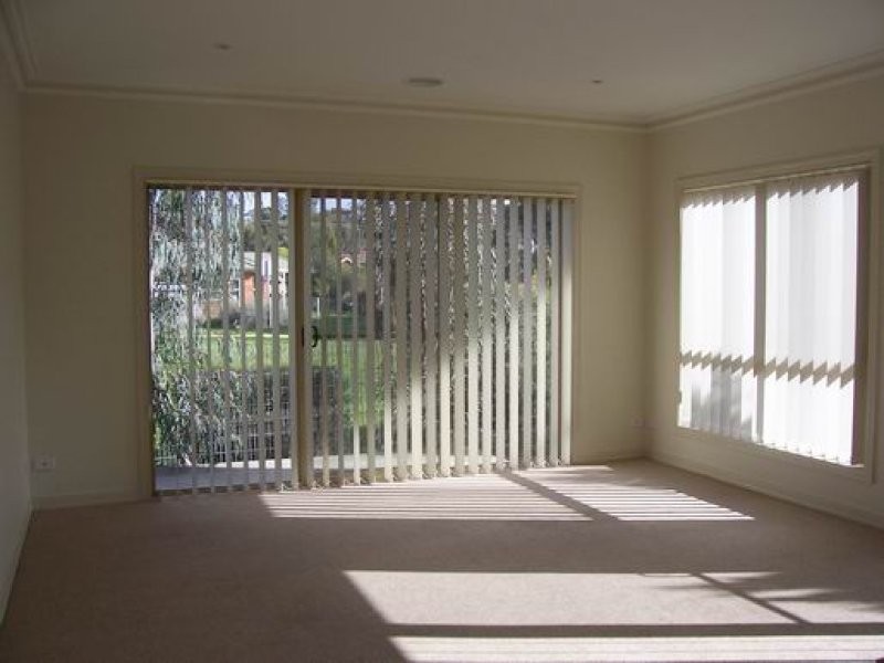 2/16 Peppertree Grove, Strathdale VIC 3550