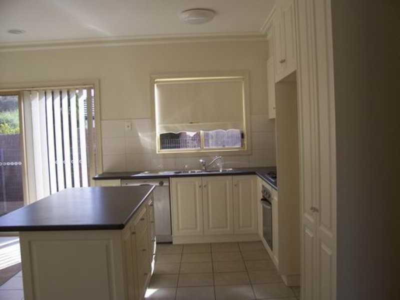 2/16 Peppertree Grove, Strathdale VIC 3550