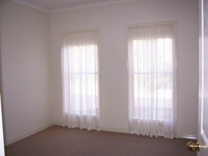 2/16 Peppertree Grove, Strathdale VIC 3550