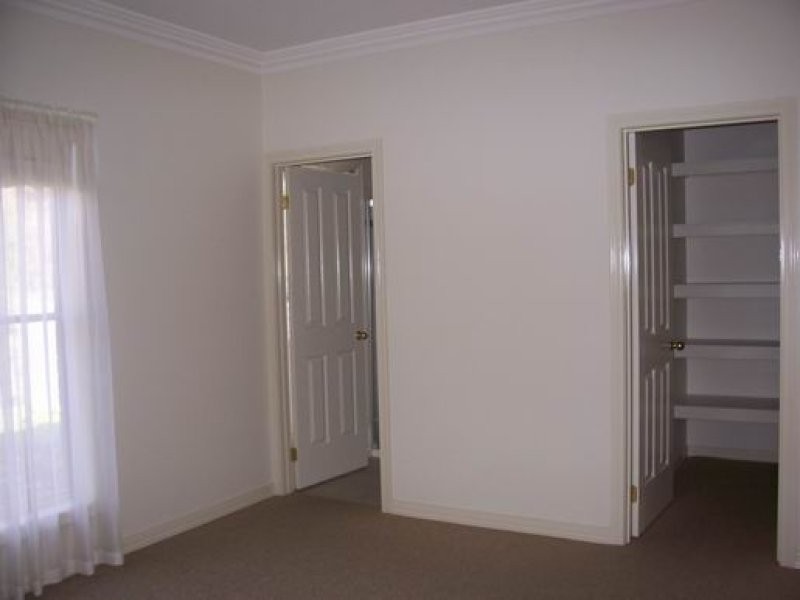 2/16 Peppertree Grove, Strathdale VIC 3550