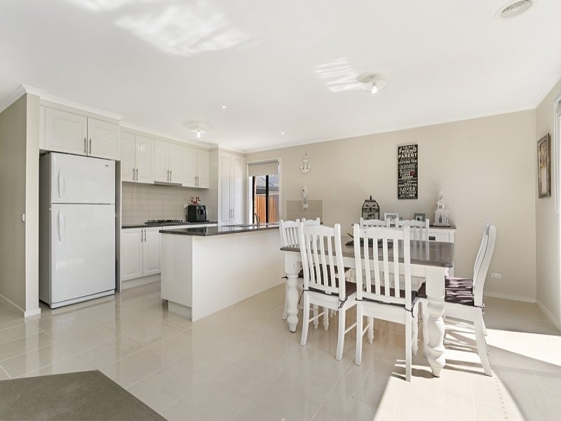 25 Arinya Close, Ascot VIC 3551