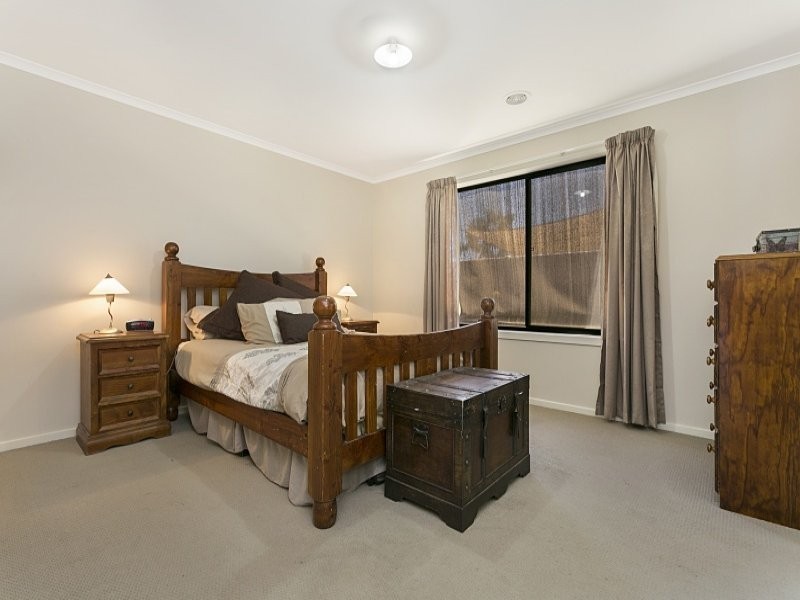 25 Arinya Close, Ascot VIC 3551