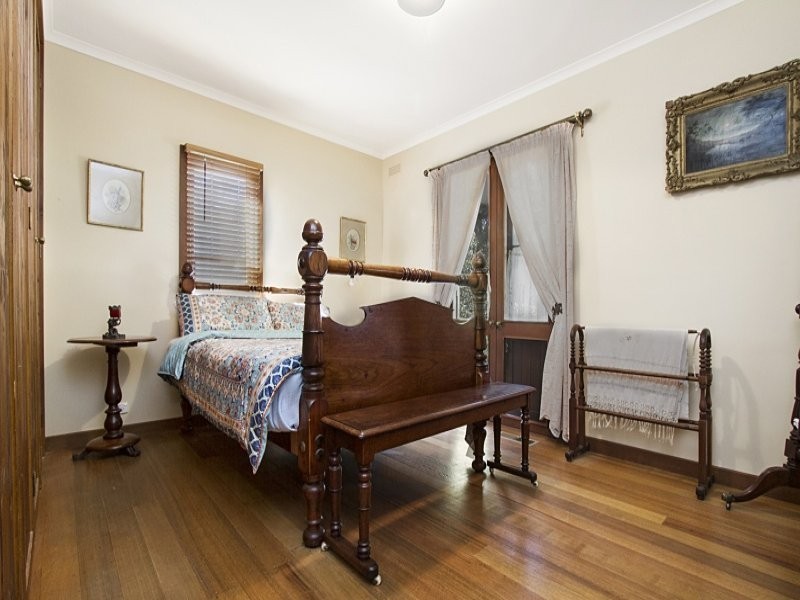 11 Fairway Drive, Ascot VIC 3551