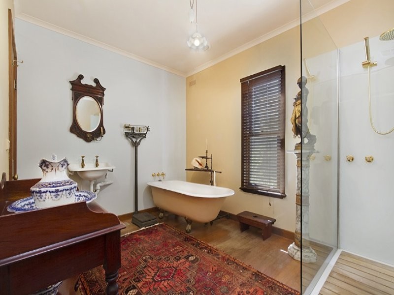 11 Fairway Drive, Ascot VIC 3551