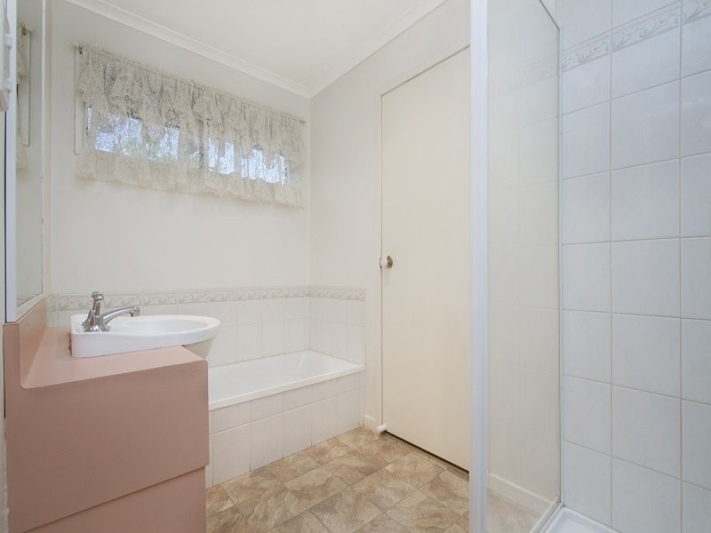 4 Liepoldt Rise, Golden Square VIC 3555