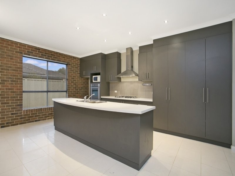 8 Alkoomi Court, Epsom VIC 3551